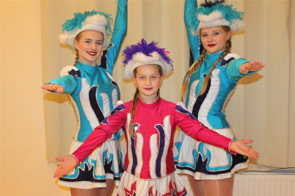 Die drei Wehdeler Tanzmariechen Laura Jahnke (von links), Aliyah Pixa und Jana E...