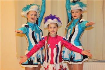 Die drei Wehdeler Tanzmariechen Laura Jahnke (von links), Aliyah Pixa und Jana E...