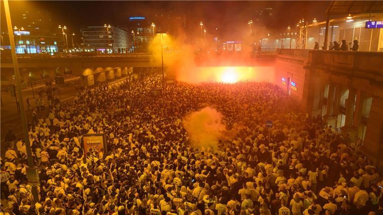 Kontertor in der Verlängerung: Darmstadt im Achtelfinale Die Dresdner Anhänger zogen vor dem Pokalspiel vom Hauptbahnhof zum Stadion in einem Fanmarsch.