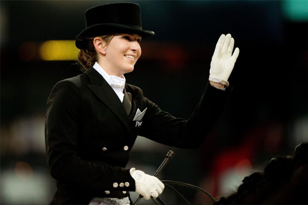 Die Dressurreiterin Lisa Müller winkt am 21.11.2014 in der Schleyerhalle in Stut...