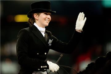 Die Dressurreiterin Lisa Müller winkt am 21.11.2014 in der Schleyerhalle in Stut...