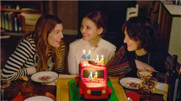 Die Drillinge George (Valérie Donzelli, l-r) Manu (Virginie Ledoyen) und Gaby (Clotilde Hesme) feiern ihren 44. Geburtstag.