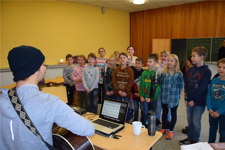Minimusiker aus Abbehausen singen eigene CD ein Die Drittklässler der Grudnschule Abbehausen sangen "Fröhliche Weihnacht" für die CD.