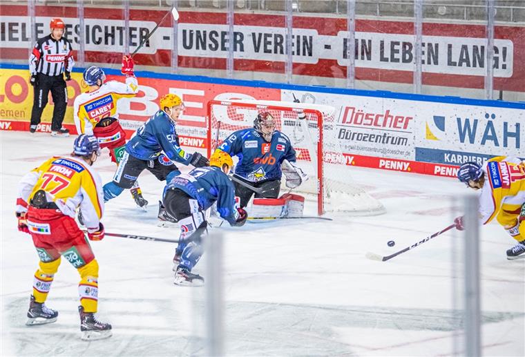 Pinguins gewinnen Spitzenspiel gegen die DEG Die Düsseldorfer EG im Angriffsmodus, die Pinguins in die Defensive gedrängt. Die Gäste bestimmten das Spitzenspieler in der Nord-Gruppe der DEL, aber die Bremerhavener holten den Sieg.