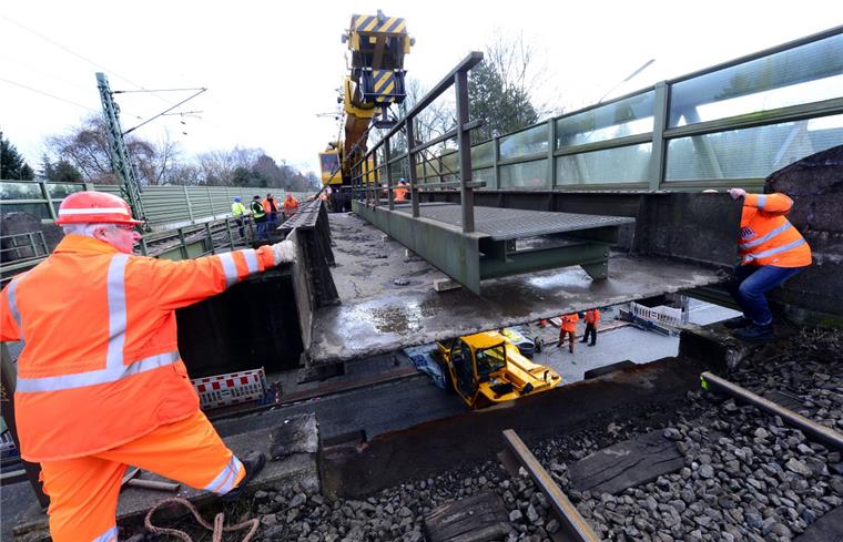 Die durch einen Bagger-Unfall beschädigte Eisenbahnbrücke über der Parkstraße wurde am Montag aus ihrer Verankerung gehoben. Foto Scheer