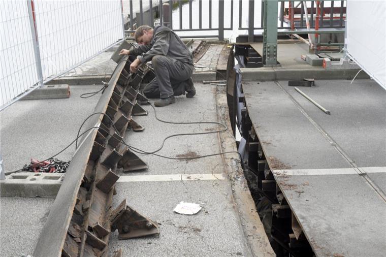 Die durchgerostete "Nahtstelle" zwischen Brückenfahrbahn und Straße ist aus der Geestebrücke ausgebaut worden: Die uralte "Brückenspitze" muss schnell ersetzt werden. 