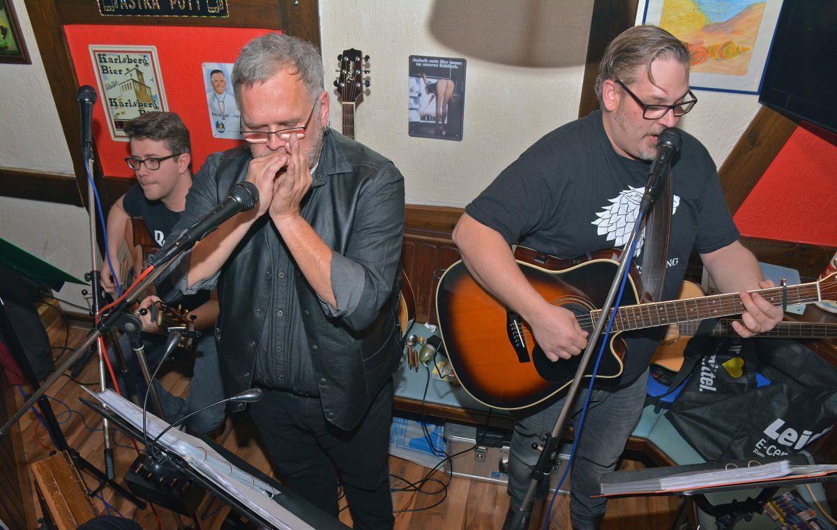 „Die durstigen Sänger“ Axel Stamer, Ralf Wehrmeister und Christian zum Felde (von links) hatten wenig Platz in ihrer „Bühnen-Ecke“ im "Astra Pott".