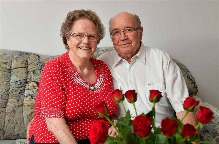 Diamantene Hochzeit: Ehepaar Lapuse verliebt sich beim Tanz Die Eheleute Frieda und Harry Lapuse feiern ihre Diamantene Hochzeit (60 Jahre). Foto Scheschonka