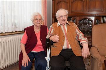 Die Eheleute Irene und Werner Lehmann freuen sich über ihr heutiges Jubiläum. Foto: Masorat