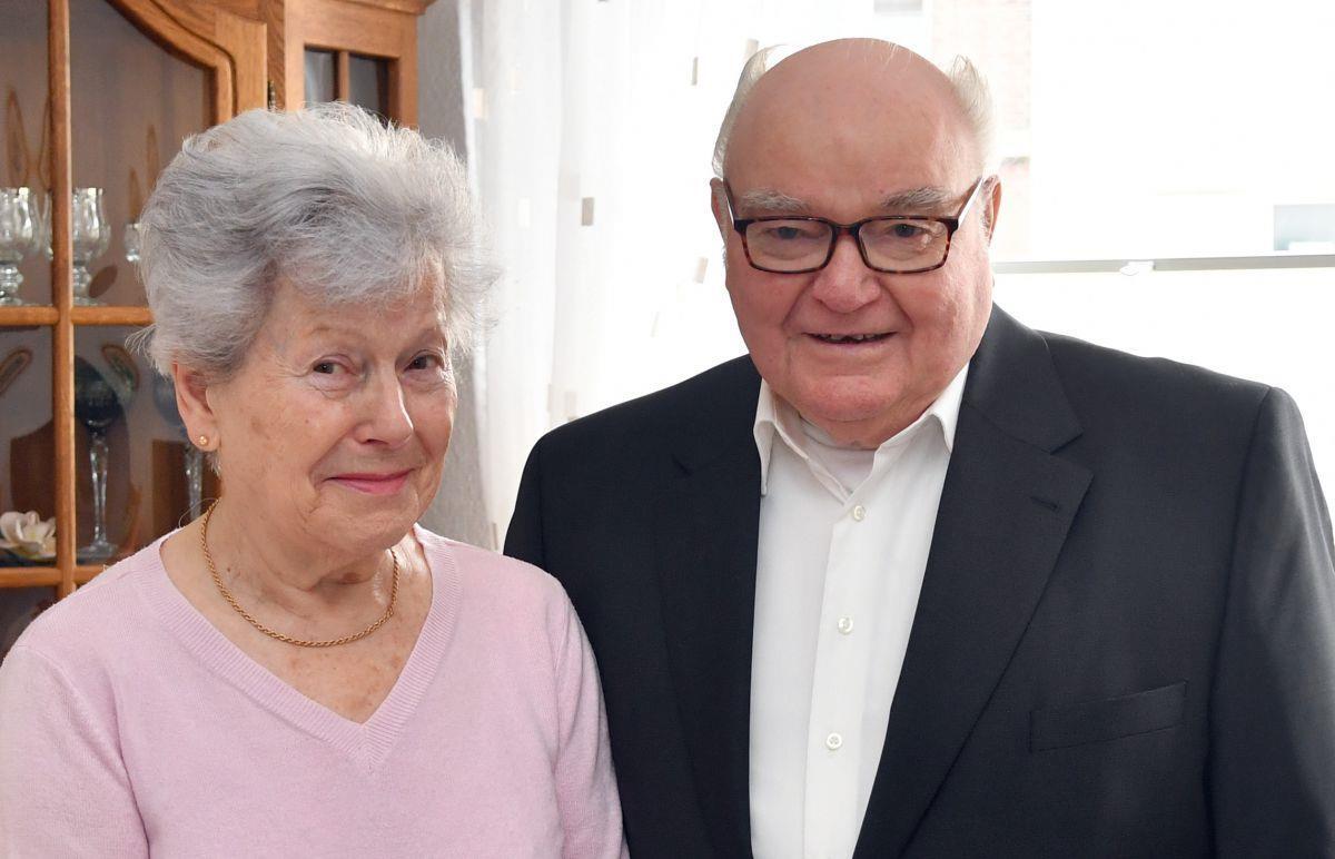 Diamantene Hochzeit in Lehe: Mit guter Laune durch 60 Jahre Ehe Die Eheleute Marianne und Hans Hinrichs aus Bremerhaven-Lehe feiern ihre diamantene Hochzeit.