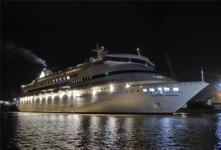 Ehemalige „AIDAaura“ macht in Piräus fest Die ehemalige AidaAura im Hafen von Piräus.