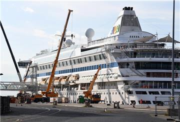 Die Aidaaura liegt im Hafen von Bremerhaven.