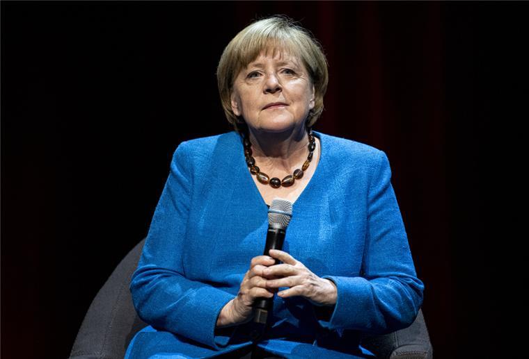 Merkel zu ihrer Russland-Politik: Nichts falsch gemacht Die ehemalige Bundeskanzlerin Angela Merkel (CDU) sitzt im Berliner Ensemble, um auf Fragen des Journalisten und Autors Alexander Osang zu antworten unter dem Motto "Was also ist mein Land?".