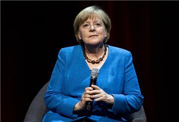Die ehemalige Bundeskanzlerin Angela Merkel (CDU) sitzt im Berliner Ensemble, um auf Fragen des Journalisten und Autors Alexander Osang zu antworten unter dem Motto "Was also ist mein Land?".
