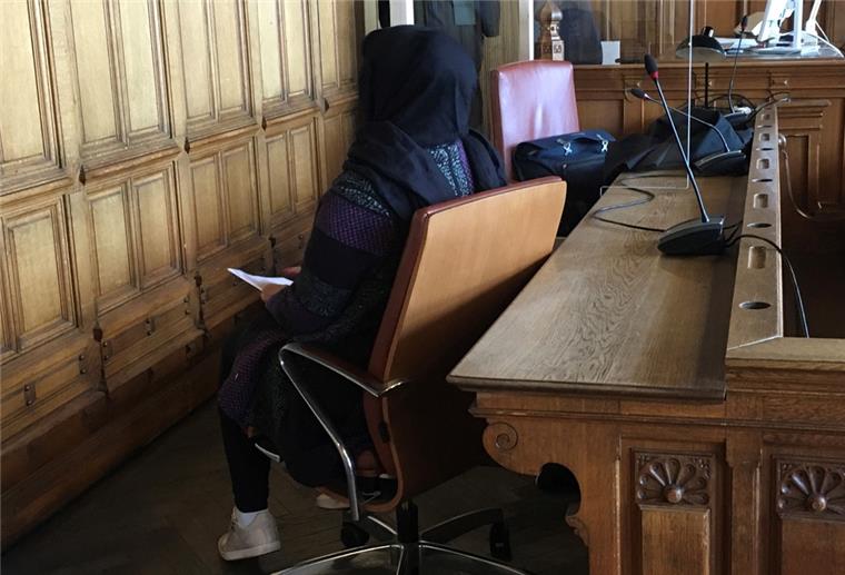 Ehemalige Chefin der Nordsee-Pflege wegen Steuerhinterziehung verurteilt Frau auf Stuhl im Gerichtssaal