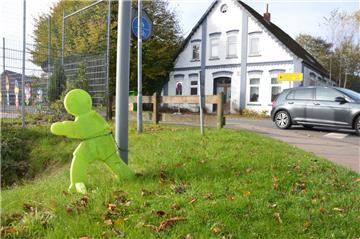 Die ehemalige Gaststätte „Alte Schinkenklause“ wird in Kürze abgerissen. Hier soll ein Parkplatz für Eltern entstehen. Die Stadt hat das Grundstück nach langen Verhandlungen gekauft.