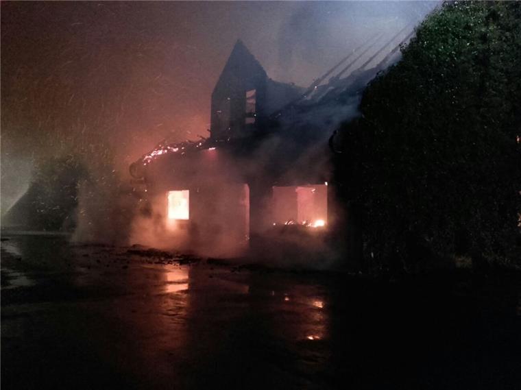 Großbrand in Appeln: Ehemalige Gaststätte fällt Flammen zum Opfer Die ehemalige Gaststätte Büttelmann in Appeln ist vollständig niedergebrannt.