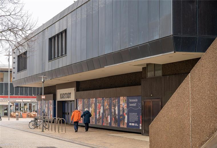 Das Dauerthema Karstadt-Abriss nervt die Bremerhavener Die ehemalige Karstadt-Immobilie ist nicht gerade ein Schmuckstück.
