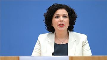 Die ehemalige Linken-Vorsitzende Amira Mohamed Ali spricht während der Pressekonferenz in Berlin.