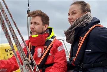 Mann und Frau auf Segelboot