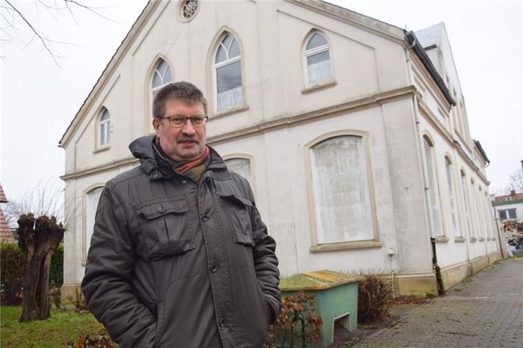 Nordenham: Blexer wünschen sich Lösung für Turnhalle „Die ehemalige Schule beziehungsweise Turnhalle würde in ihrem jetzigen Zustand einer Umgestaltung des Dorfplatzes eher im Wege stehen. Somit müsste zumindest die Fassade saniert werden“, macht Blexens Dorfsprecher Rolf Bultmann deutlich.
