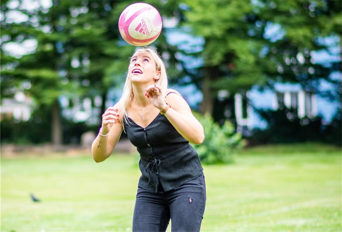 Bremerhavenerin Cindy König beendet ihr Portugal-Abenteuer Frau spielt Fußball.