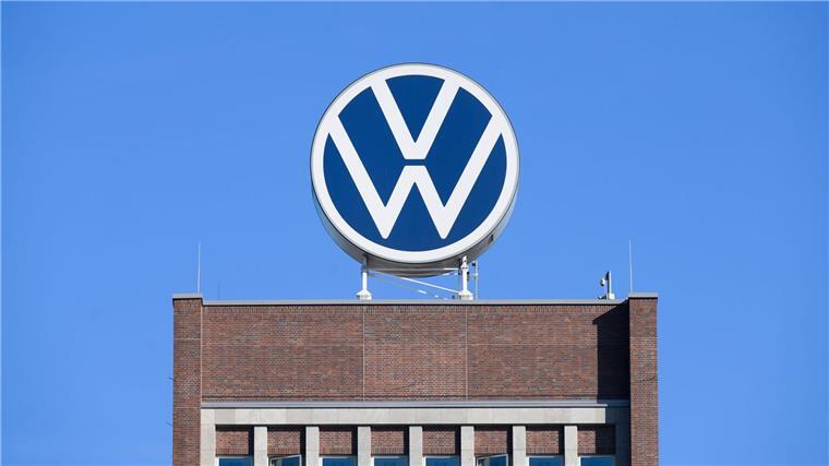 Die ehemaligen Führungskräfte von VW wollen eine Gehaltserhöhung vor Gericht durchsetzen. (Archivbild)
