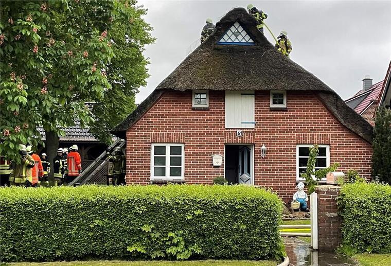 Dedesdorf: Nachbar ruft Feuerwehr und verhindert Großbrand Brennendes Reetdachhaus in Dedesdorf
