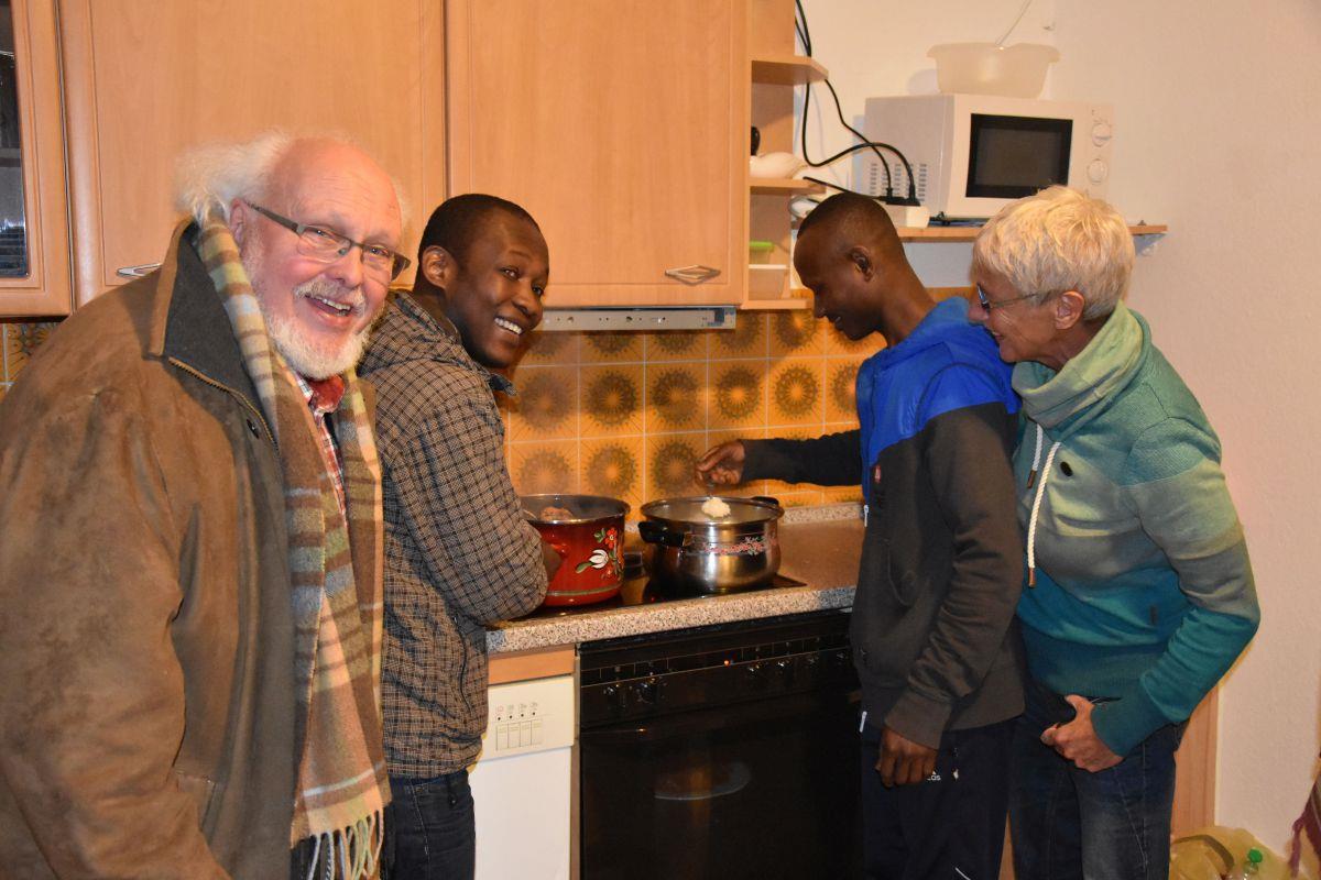 Die ehrenamtlichen Flüchtlingshelfer freuen sich, wenn ihre Schützlinge eine Wohnung gefunden haben.