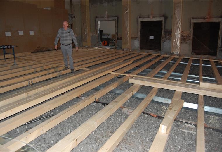 Es geht voran im großen CTB-Saal Die Ehrenamtlichen haben mächtig angepackt. Der alte Boden wurde herausgenommen, 130 Kubikmeter Schaumglas-Schotter eingebracht und darauf die Holzlattung gelegt. Foto Gohritz