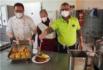 Die ehrenamtlichen Köche Eddy Wedemann (von links), Sylvia Olesinski und Uwe Märker haben ein Weihnachtsessen für Wohnungslose zubereitet.