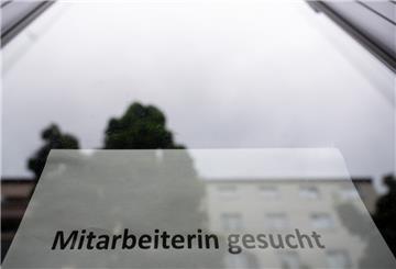 Die einen stellen Anzeigen ins Schaufenster, die anderen kleben sich Folien auf ihre Autos oder suchen in den sozialen Medien: Fachkräfte fehlen überall - besonders auf dem Land.