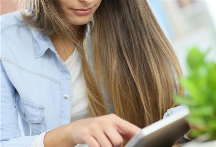 Frau mit Tablet