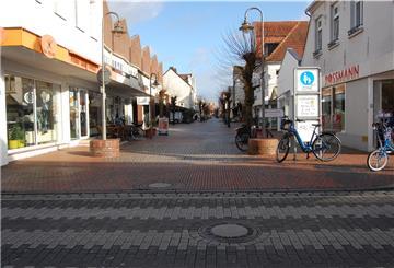 Die Eingangsbereiche zur Fußgängerzone sollten aufgewertet sprich attraktiver werden. Hier am westlichen Eingang, so eine Anregung, könnten dies durch eine Wasserspiel oder einen Brunnen oder Blumeninseln erfolgen.