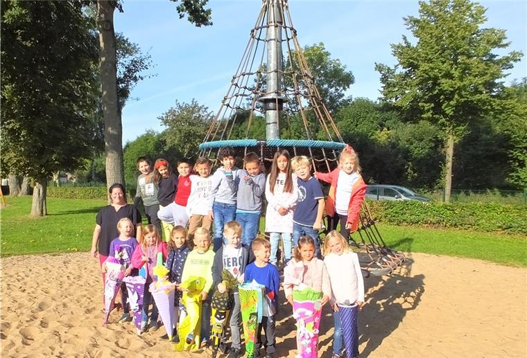 Alle Nordenhamer Erstklässler auf einen Blick Die Eingangsstufe mit dem Namen Robben der Grundschule Einswarden hat 8 neue Kinder. Die werden zusammen mit Kindern, die letzten Sommer eingeschult wurden, unterrichtet. Klassenlehrerin ist Emel Schierz.