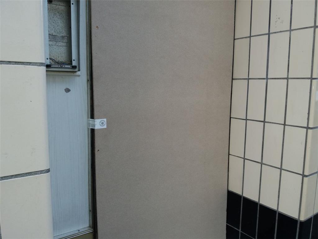 Die Eingangstür, hinter der sich ein nur dreißig Zentimeter schmaler Pfad in die...
