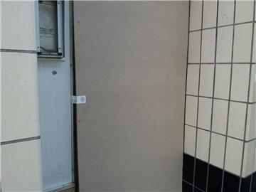 Die Eingangstür, hinter der sich ein nur dreißig Zentimeter schmaler Pfad in die...