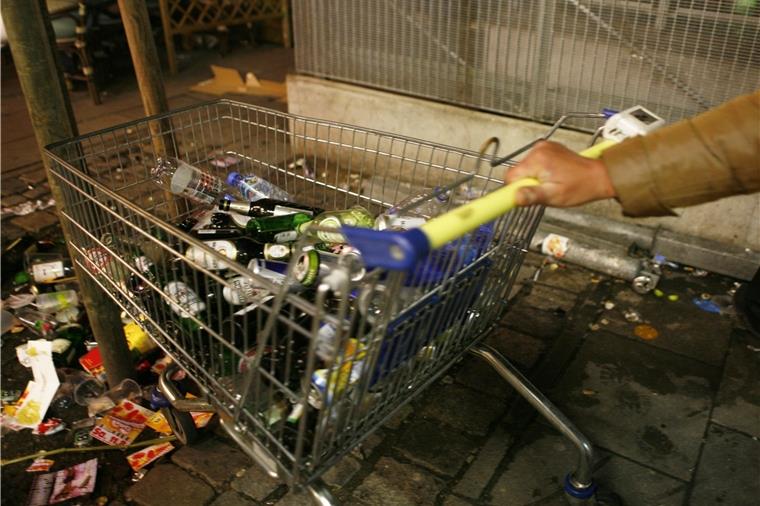Pfandflaschenerlös wird nicht auf Hartz IV angerechnet Die Einkünfte aus dem Pfandsammeln dürfen nicht auf Hartz-IV-Leistungen angerechnet werden.
