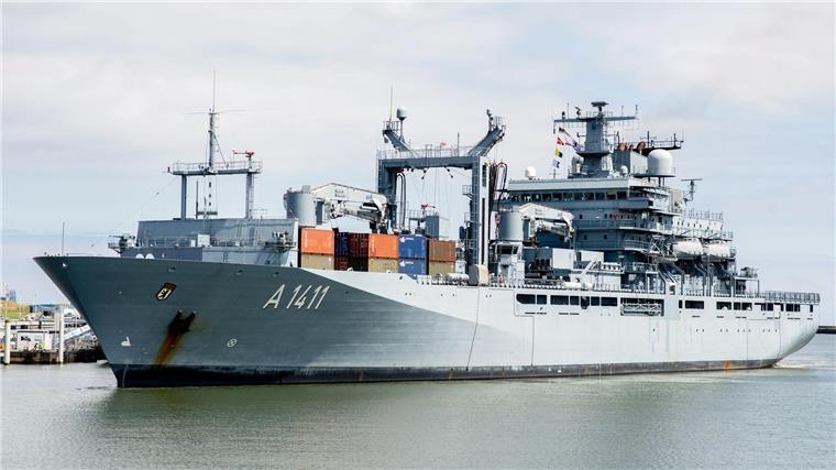 Marineschiff „Berlin“ bricht zu Manövern im Atlantik auf Die Einsatzgruppenversorger sind die größten Schiffe der Deutschen Marine. (Archivbild)