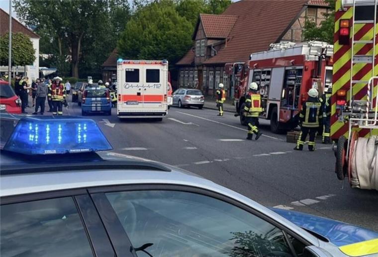 SUV erfasst 7-Jährige in Zeven: Kind wird mehrere Meter mitgezogen Die Einsatzkräfte an der Einsatzstelle