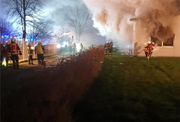 Brand einer Tischlerei in Loxstedt Die Einsatzkräfte der Feuerwehr bei den Löscharbeiten.