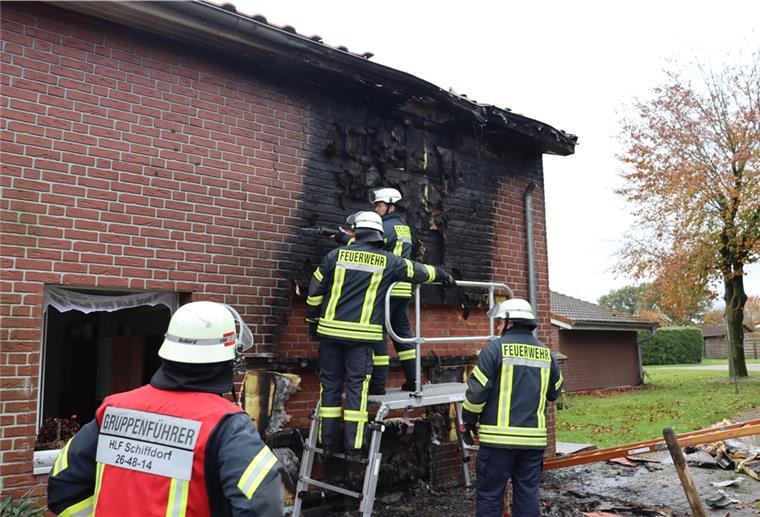 Sellstedt: Feuerwehr verhindert schlimmeren Hausbrand Die Einsatzkräfte der Feuerwehr kontrollieren die Hausfassade.