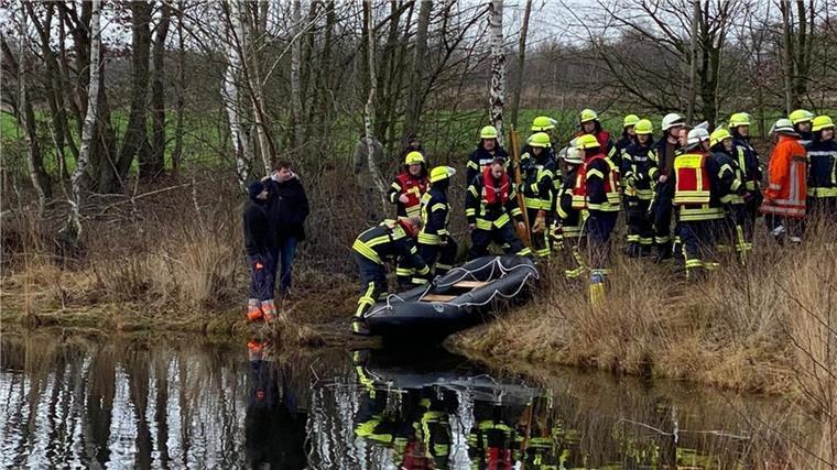 War es ein Diebstahl? Auto steckt in Lunestedter Baggerkuhle fest Die Einsatzkräfte der Feuerwehr lassen ein Schlauchboot zu Wasser.