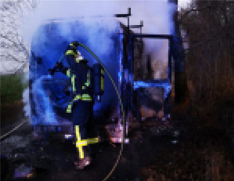 Unheimlich: Wohnmobil brennt in Loxstedt auf Feldweg aus Die Einsatzkräfte der Freiwilligen Feuerwehren mussten in Hetthorn (Loxstedt) einen brennenden Kleintransporter löschen.
