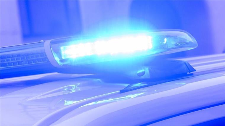 Poltern schreckt Mieterin auf: Einbrecher treten Wohnungstür ein Ein Blaulicht leuchtet auf einem Einsatzfahrzeug der Polizei.