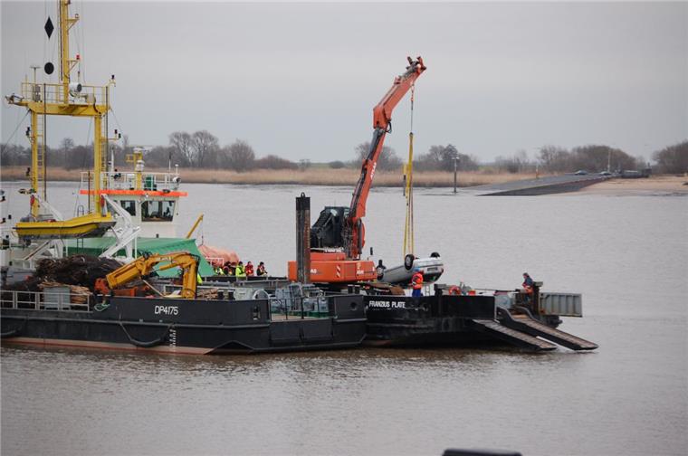 Die Einsatzkräfte haben das Fahrzeug aus der Weser geborgen.