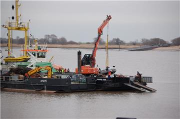 Die Einsatzkräfte haben das Fahrzeug aus der Weser geborgen.