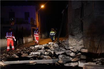 Die Einsatzkräfte haben noch in der Nacht in Mittelitalien nach verschütteten Menschen gesucht. 