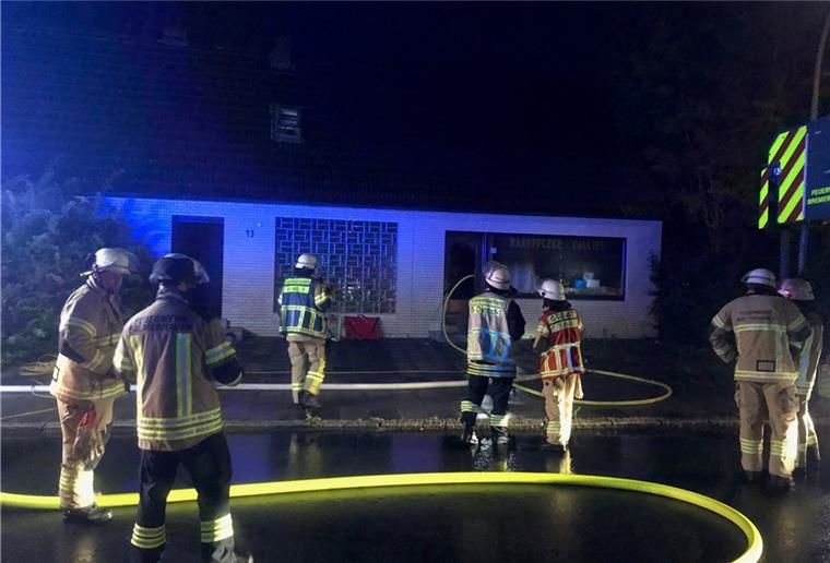Surheide: Feuerwehr löscht Wohnungsbrand am Donauplatz Die Einsatzkräfte können das Feuer in Bremerhaven-Surheide schnell löschen.