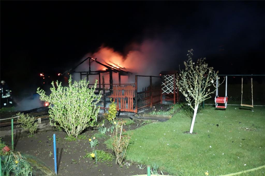 Die Einsatzkräfte konnten die Gartenlaube nicht mehr retten. 